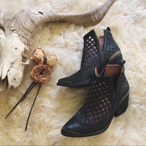Jeffrey Campbell Shoes - JEFFREY CAMPBELL/ cut out cromwell boots